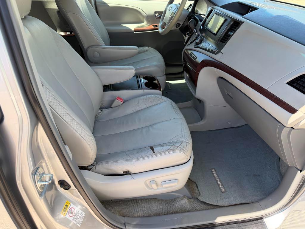 Toyota Sienna XLE FWD 8-Passenger V6 2012