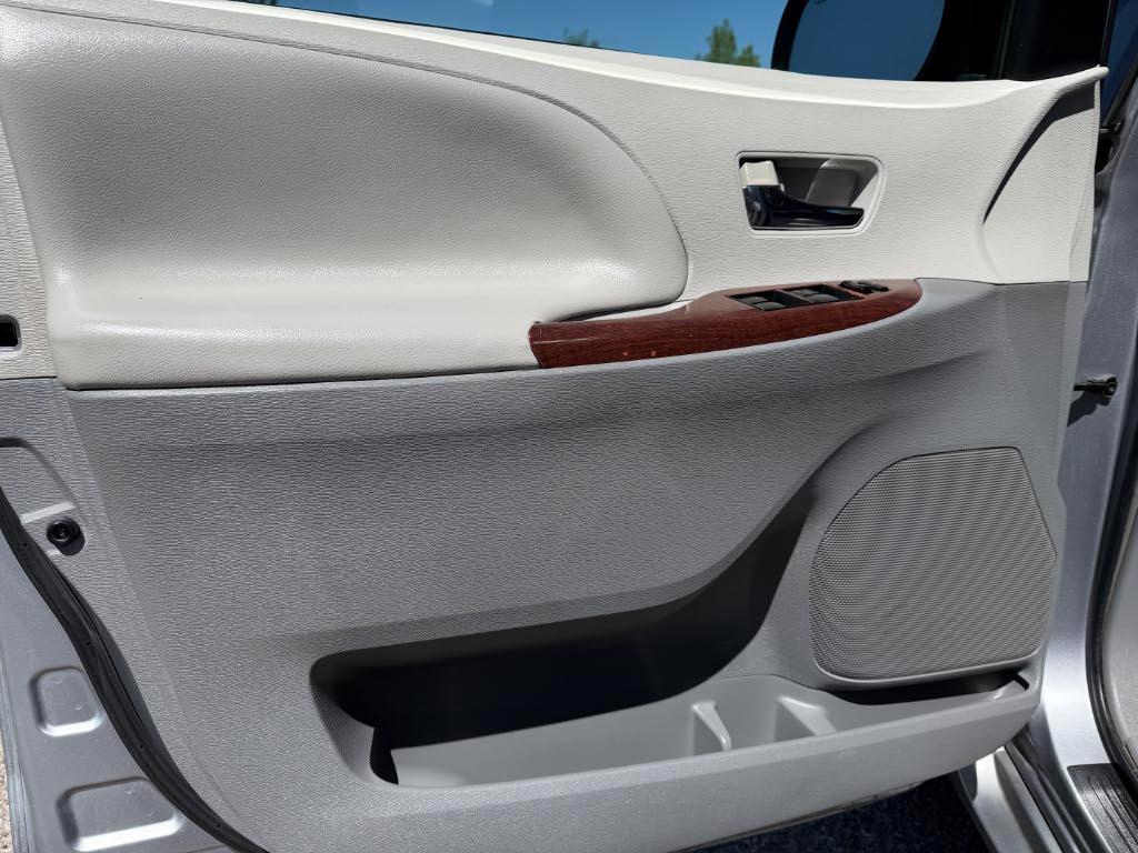 Toyota Sienna XLE FWD 8-Passenger V6 2012