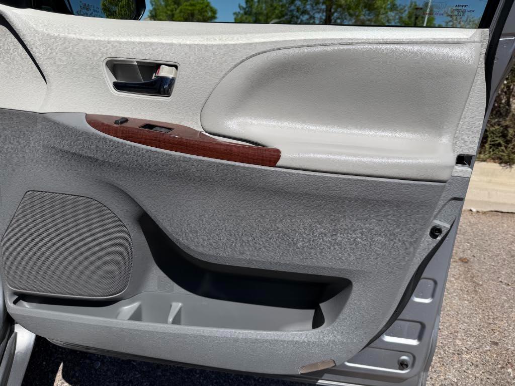 Toyota Sienna XLE FWD 8-Passenger V6 2012