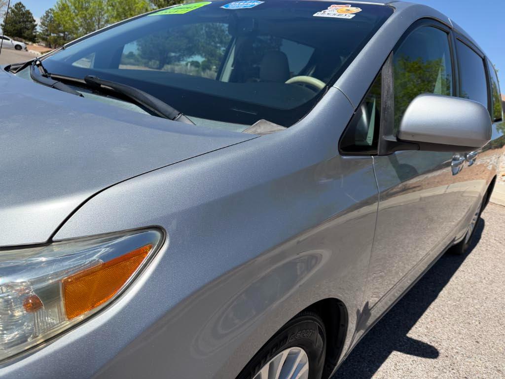 Toyota Sienna XLE FWD 8-Passenger V6 2012