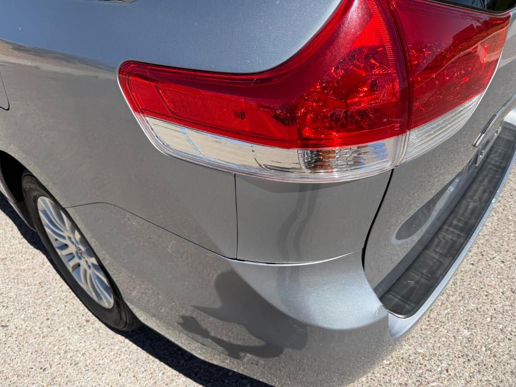 Toyota Sienna XLE FWD 8-Passenger V6 2012