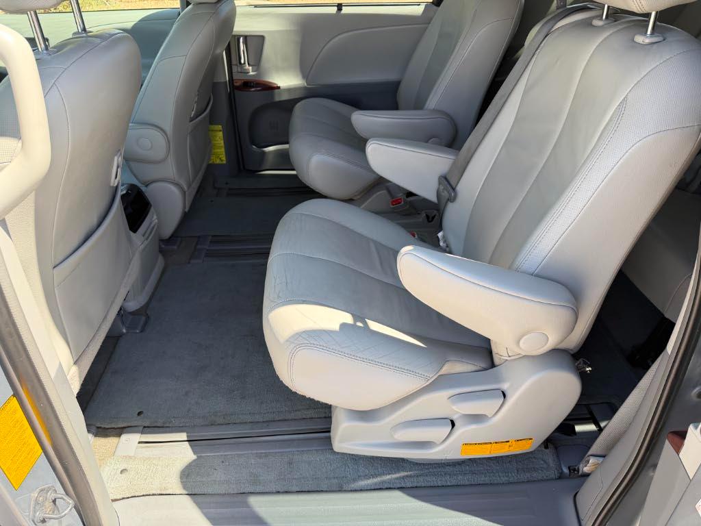 Toyota Sienna XLE FWD 8-Passenger V6 2012