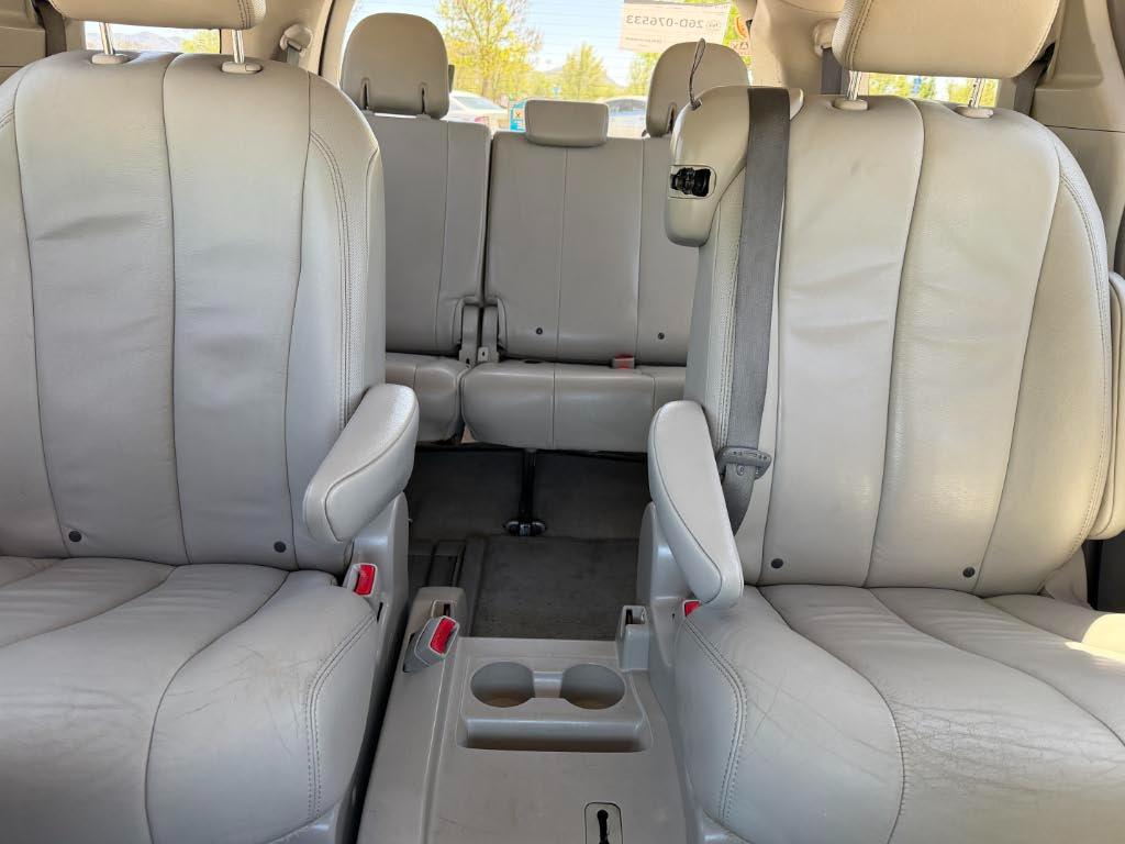 Toyota Sienna XLE FWD 8-Passenger V6 2012