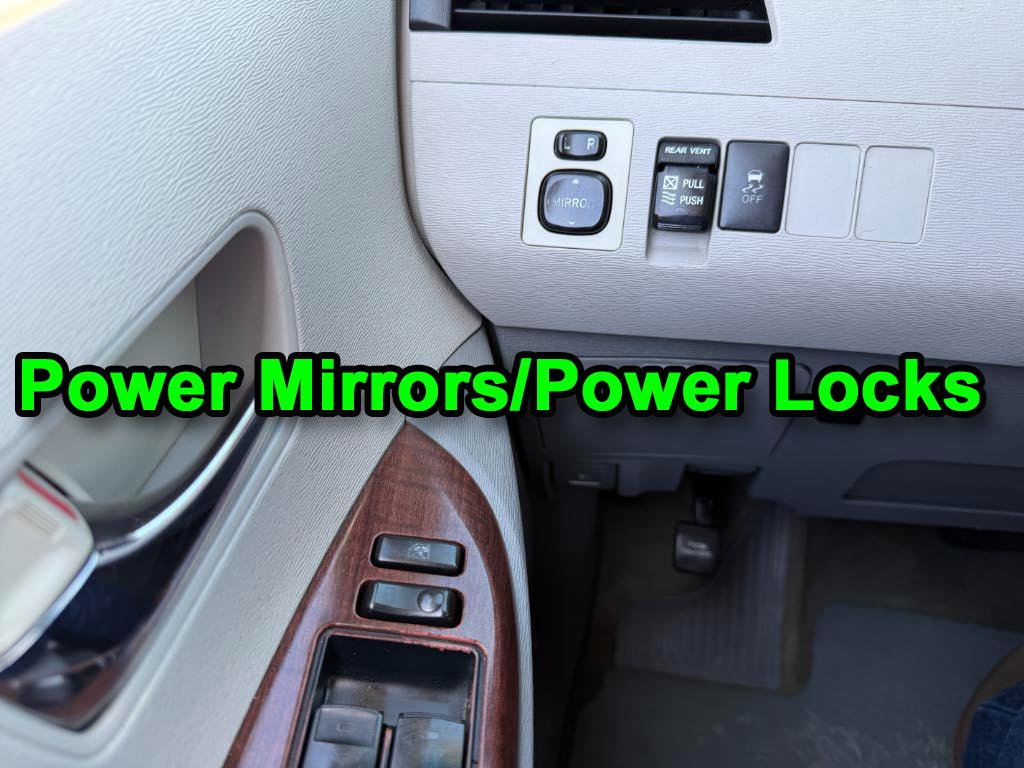 Toyota Sienna XLE FWD 8-Passenger V6 2012