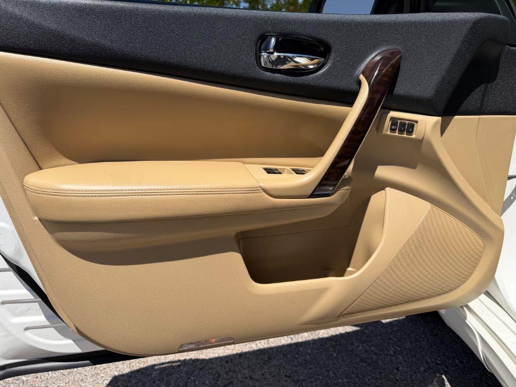 Nissan Maxima S 2011