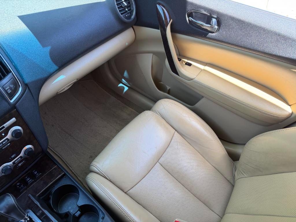 Nissan Maxima S 2011