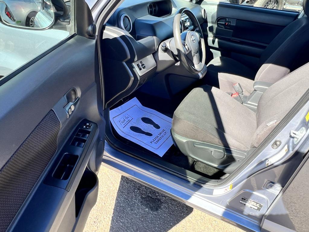 Scion xB 5-Door Wagon 5-Spd MT 2010