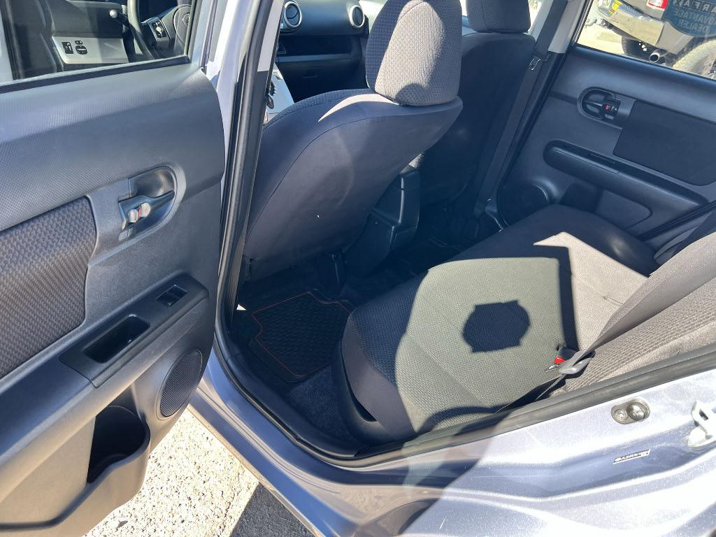 Scion xB 5-Door Wagon 5-Spd MT 2010