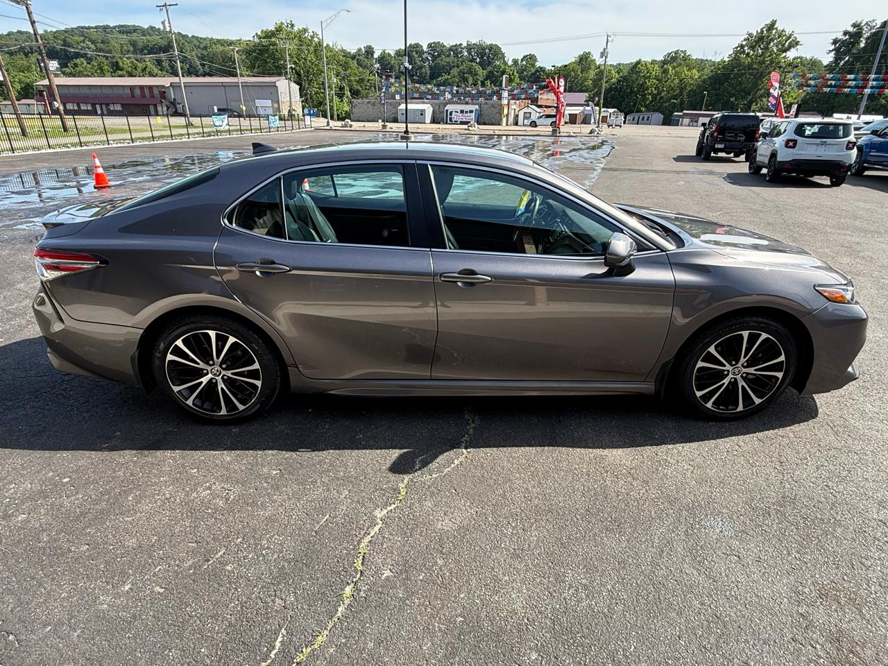 Toyota Camry SE 2020