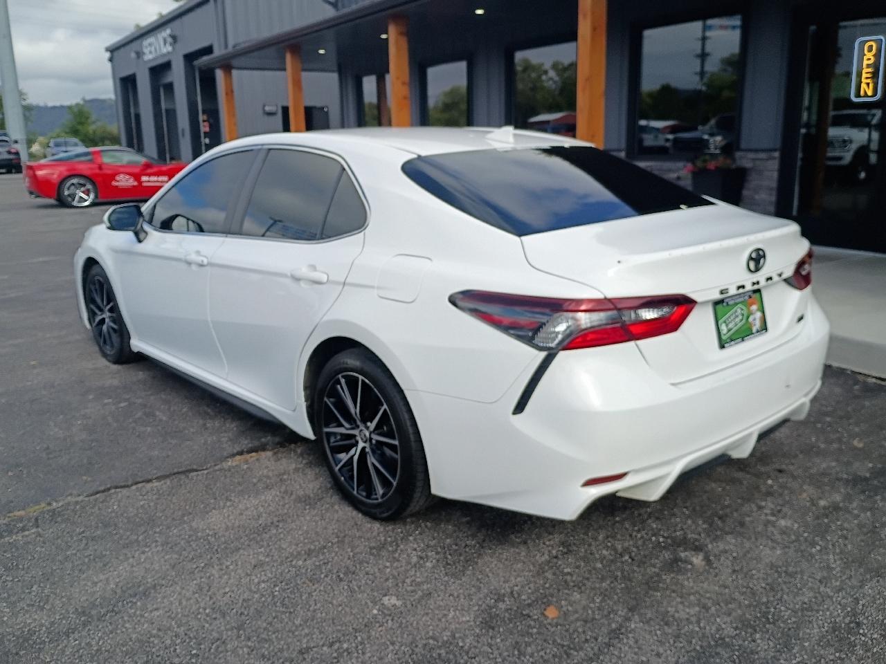 Toyota Camry SE 2021