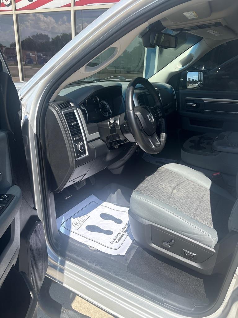 RAM 1500 SLT Crew Cab SWB 2WD 2016