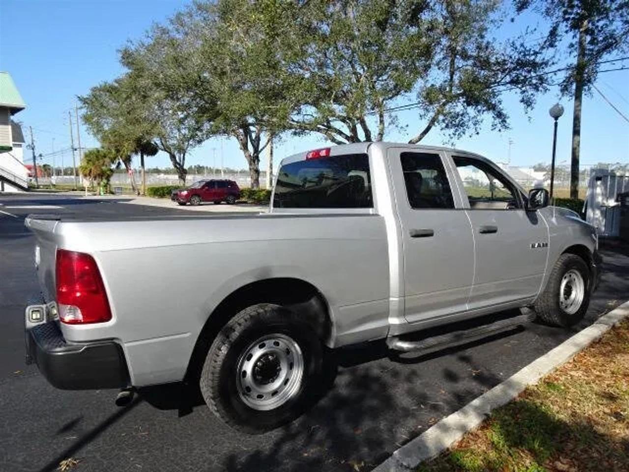 Dodge Ram 1500 2WD Quad Cab 140.5" ST 2010