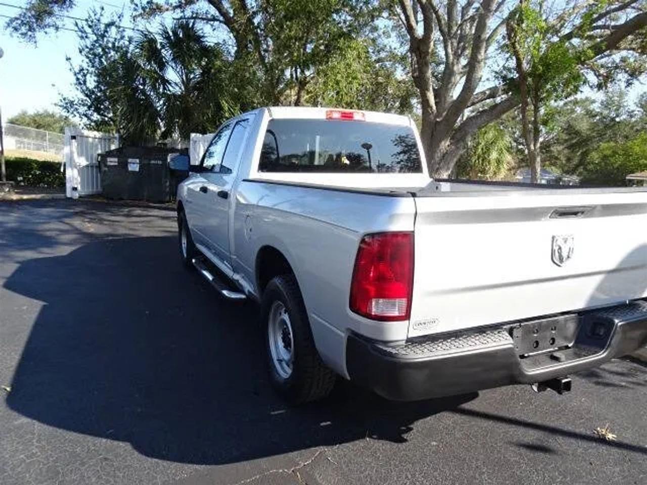 Dodge Ram 1500 2WD Quad Cab 140.5" ST 2010