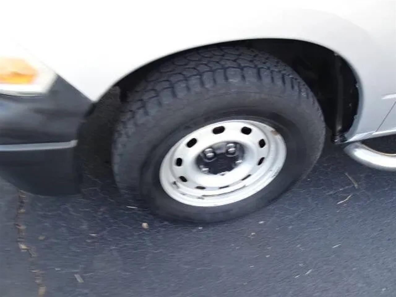 Dodge Ram 1500 2WD Quad Cab 140.5" ST 2010