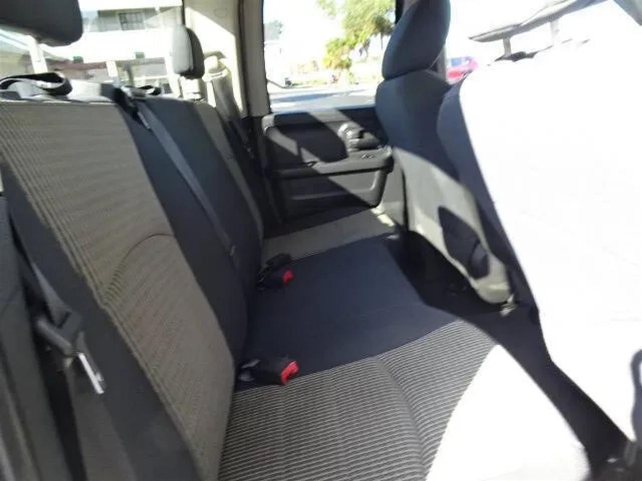 Dodge Ram 1500 2WD Quad Cab 140.5" ST 2010