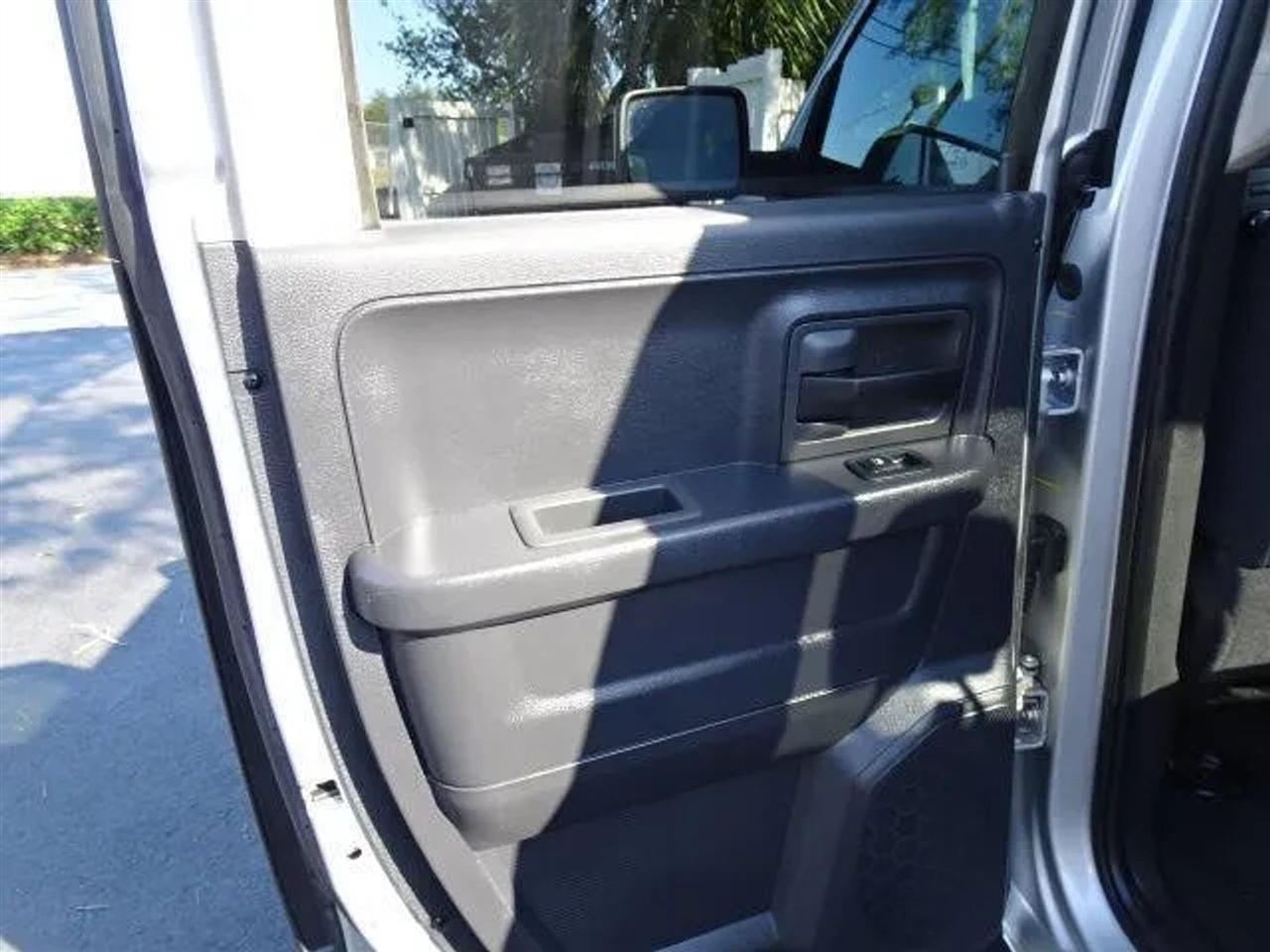 Dodge Ram 1500 2WD Quad Cab 140.5" ST 2010