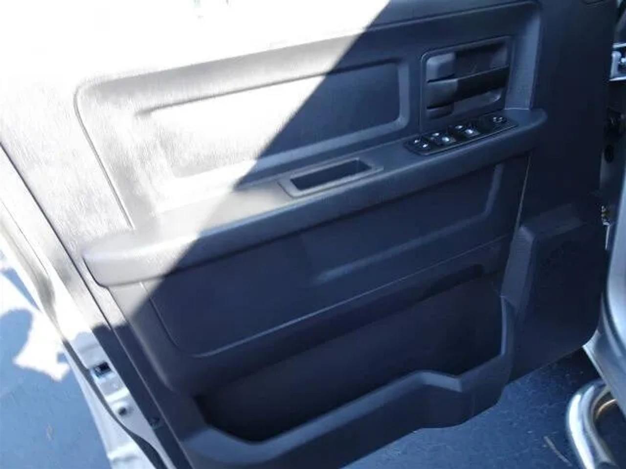 Dodge Ram 1500 2WD Quad Cab 140.5" ST 2010