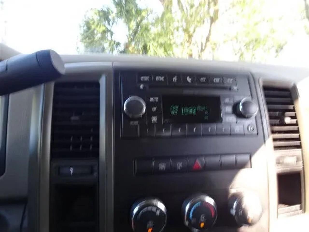 Dodge Ram 1500 2WD Quad Cab 140.5" ST 2010