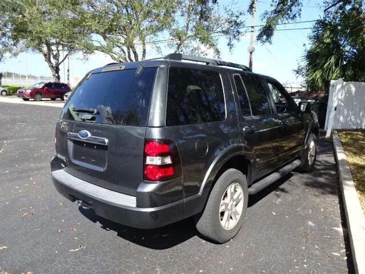 Ford Explorer RWD 4dr XLT 2010