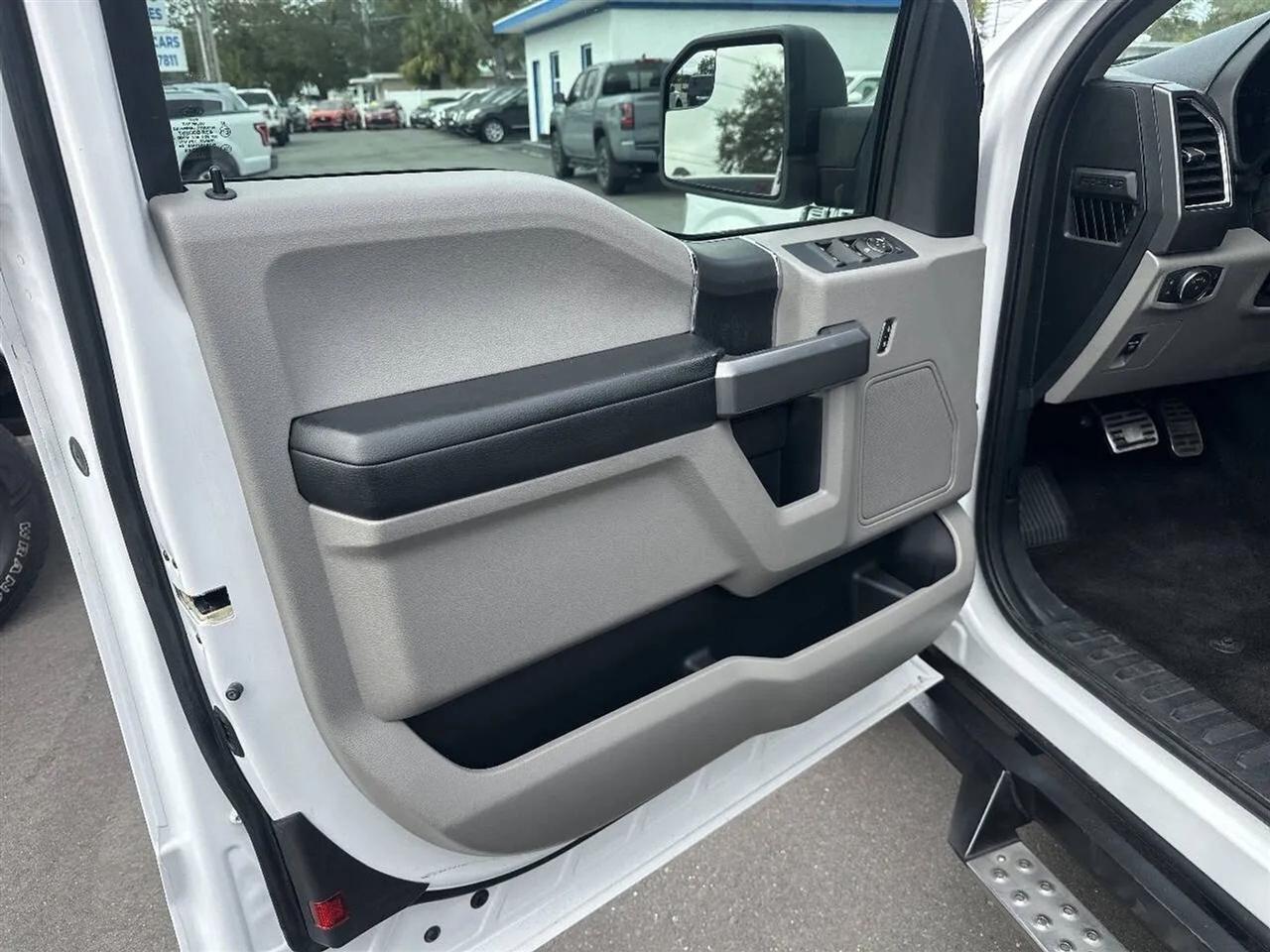 Ford F-150 2WD SuperCab 145" Lariat 2016