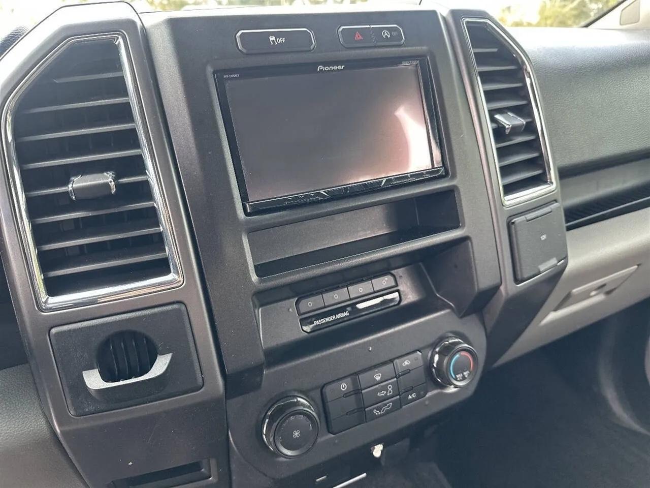 Ford F-150 2WD SuperCab 145" Lariat 2016