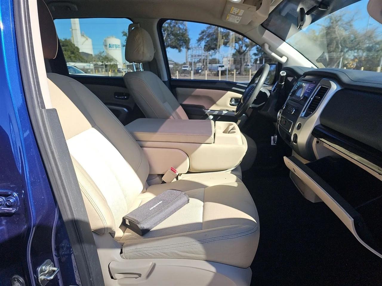 Nissan Titan 4x2 Crew Cab SV 2017