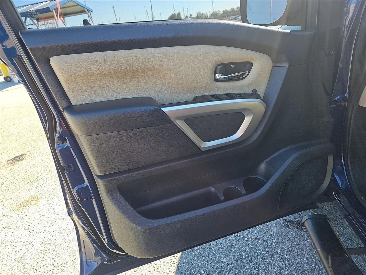 Nissan Titan 4x2 Crew Cab SV 2017