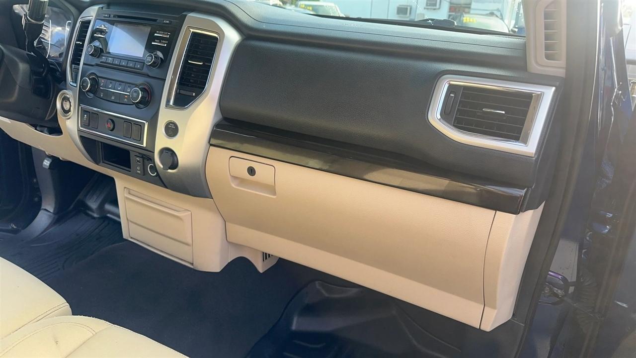 Nissan Titan 4x2 Crew Cab SV 2017