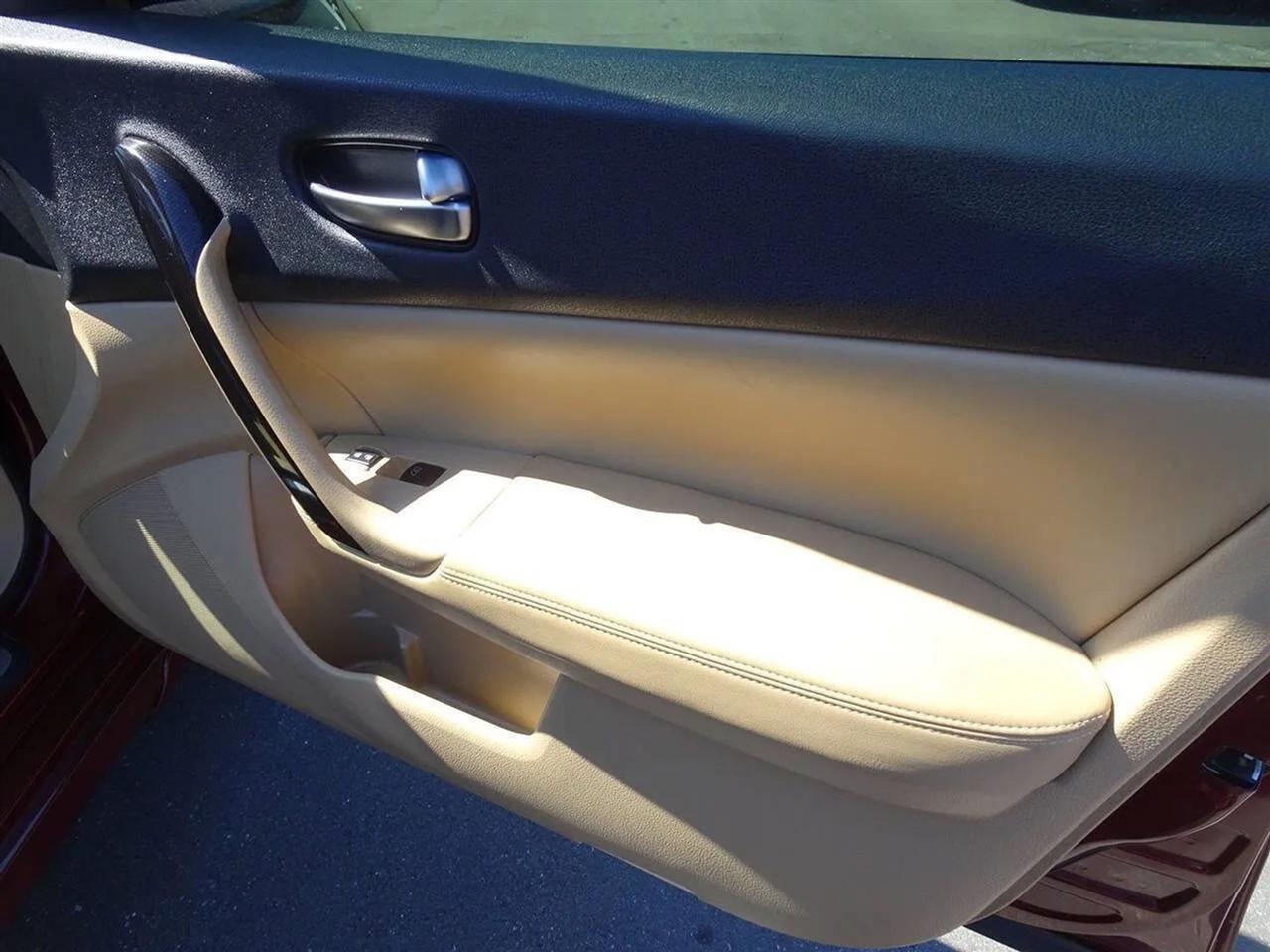 Nissan Maxima 4dr Sdn V6 CVT 3.5 SV 2009