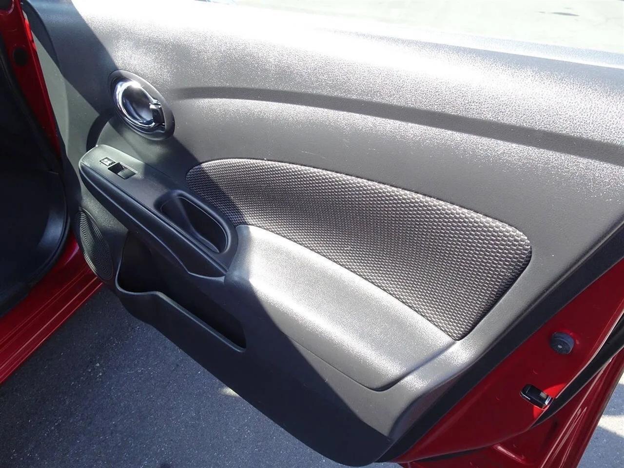 Nissan Versa Sedan SV CVT 2017