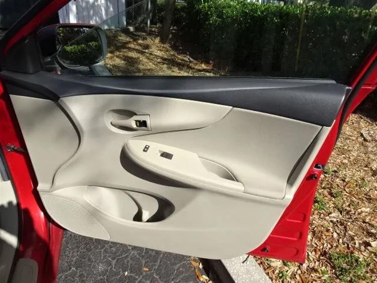 Toyota Corolla 4dr Sdn Auto LE Special Edition (Natl) 2013