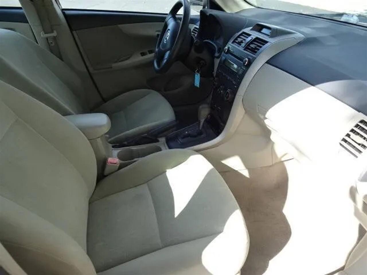 Toyota Corolla 4dr Sdn Auto LE Special Edition (Natl) 2013