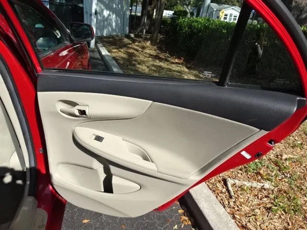 Toyota Corolla 4dr Sdn Auto LE Special Edition (Natl) 2013