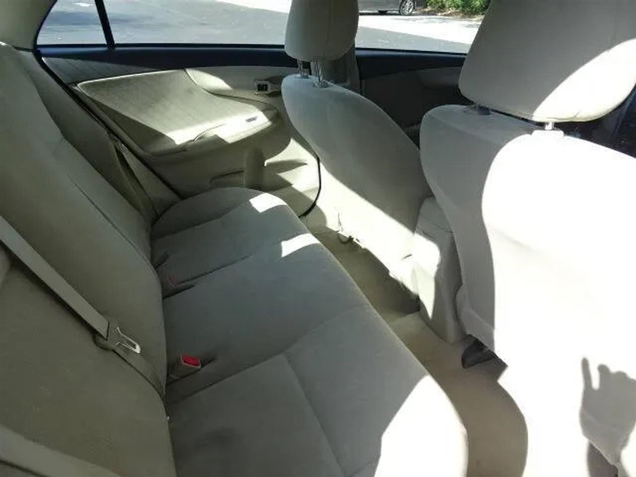 Toyota Corolla 4dr Sdn Auto LE Special Edition (Natl) 2013