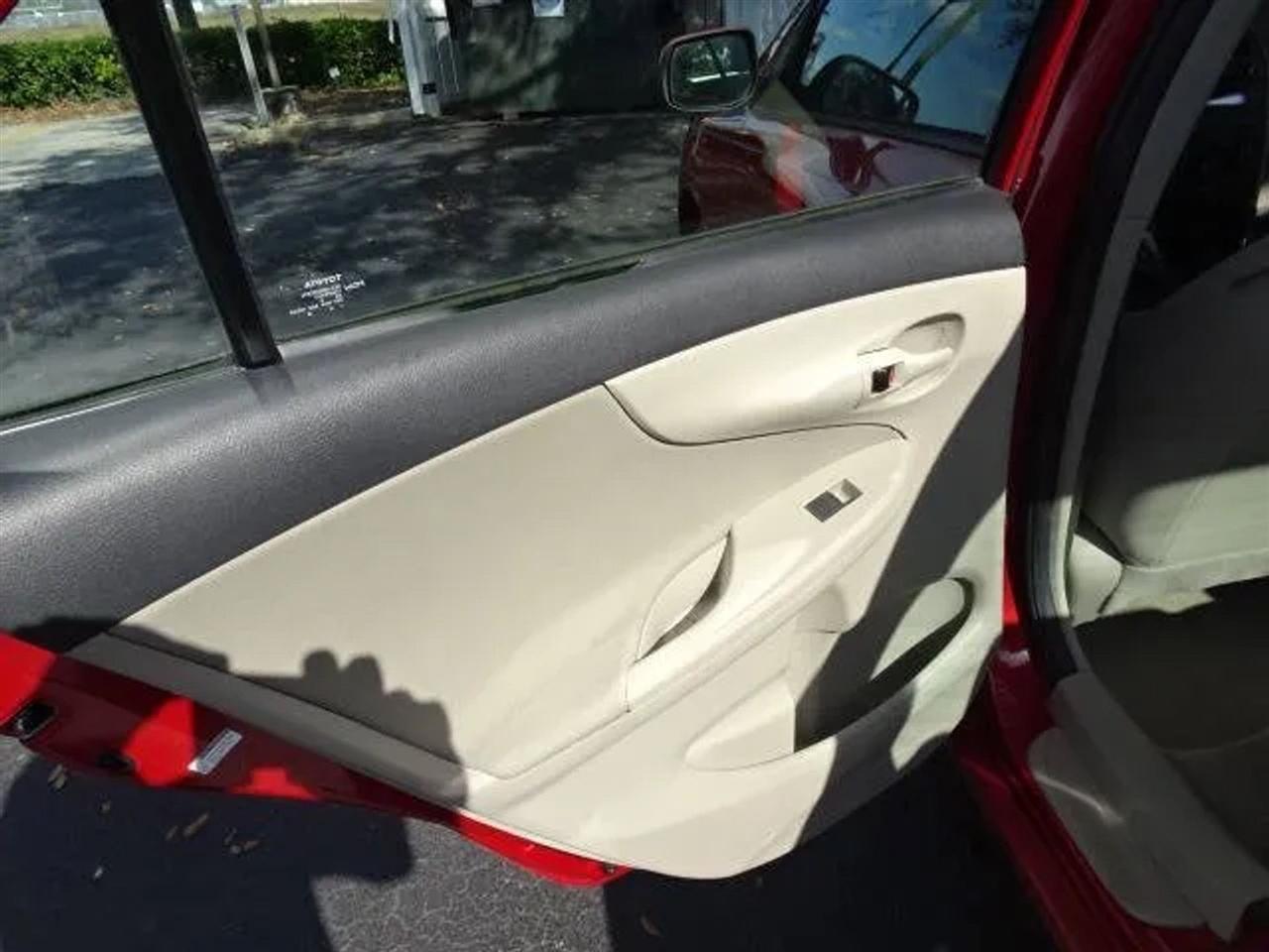 Toyota Corolla 4dr Sdn Auto LE Special Edition (Natl) 2013