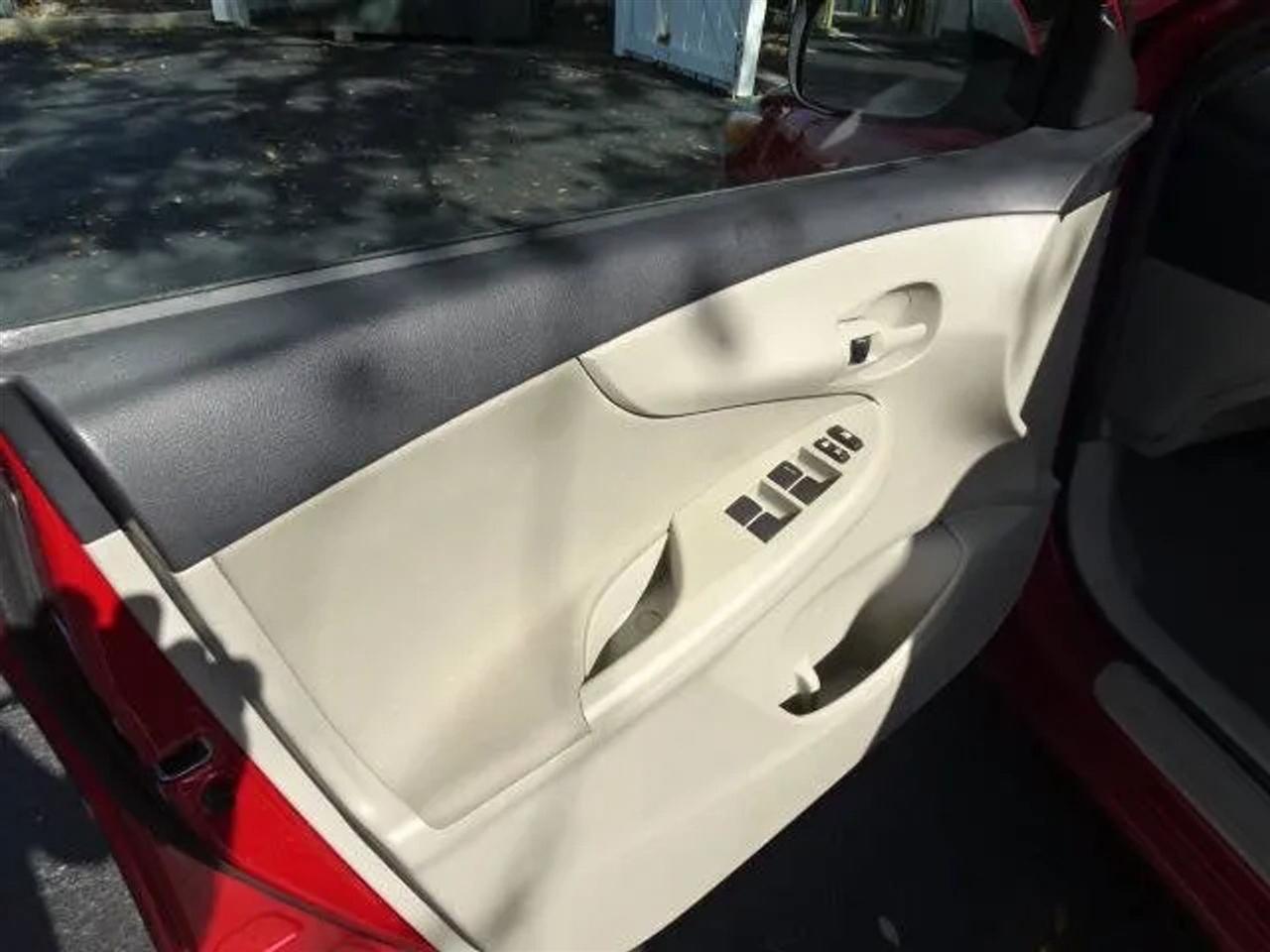 Toyota Corolla 4dr Sdn Auto LE Special Edition (Natl) 2013