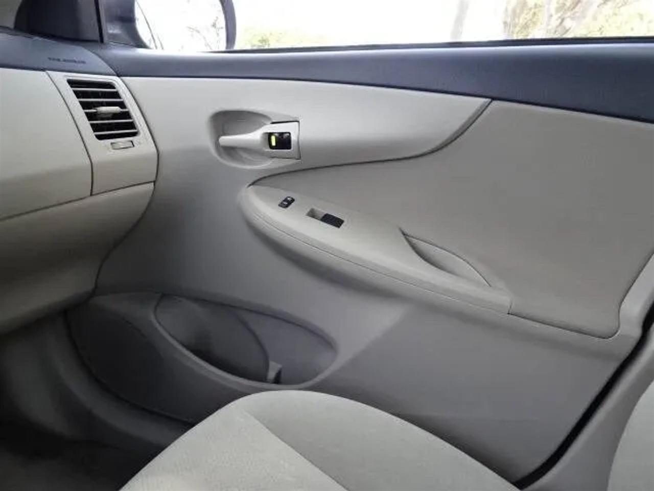 Toyota Corolla 4dr Sdn Auto LE Special Edition (Natl) 2013