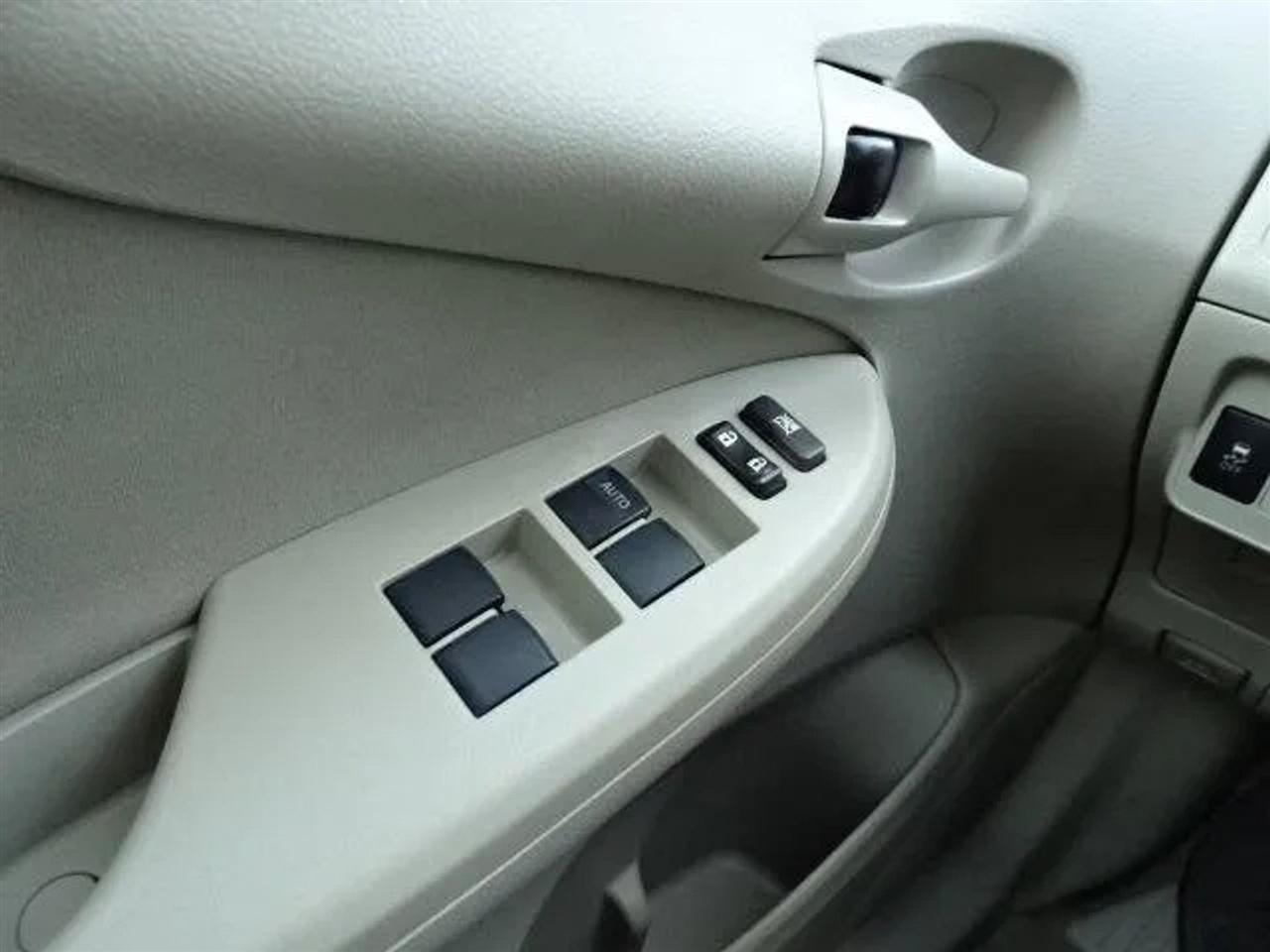 Toyota Corolla 4dr Sdn Auto LE Special Edition (Natl) 2013