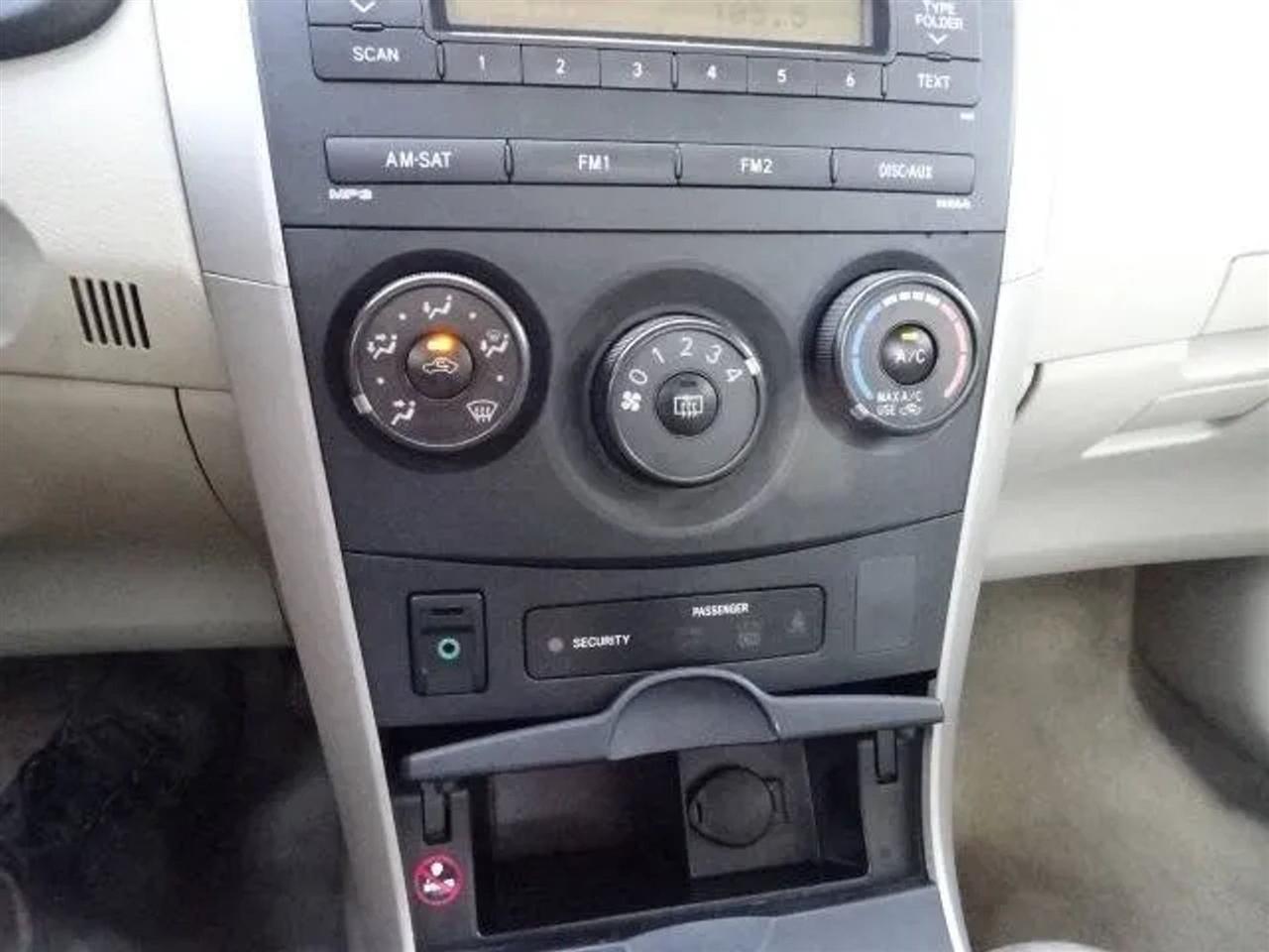 Toyota Corolla 4dr Sdn Auto LE Special Edition (Natl) 2013