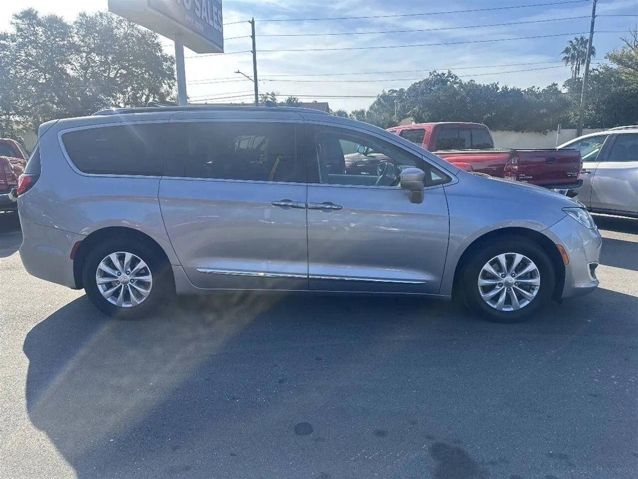Chrysler Pacifica Touring L FWD 2019