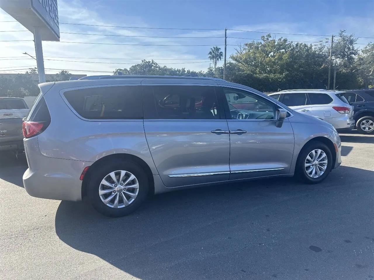 Chrysler Pacifica Touring L FWD 2019
