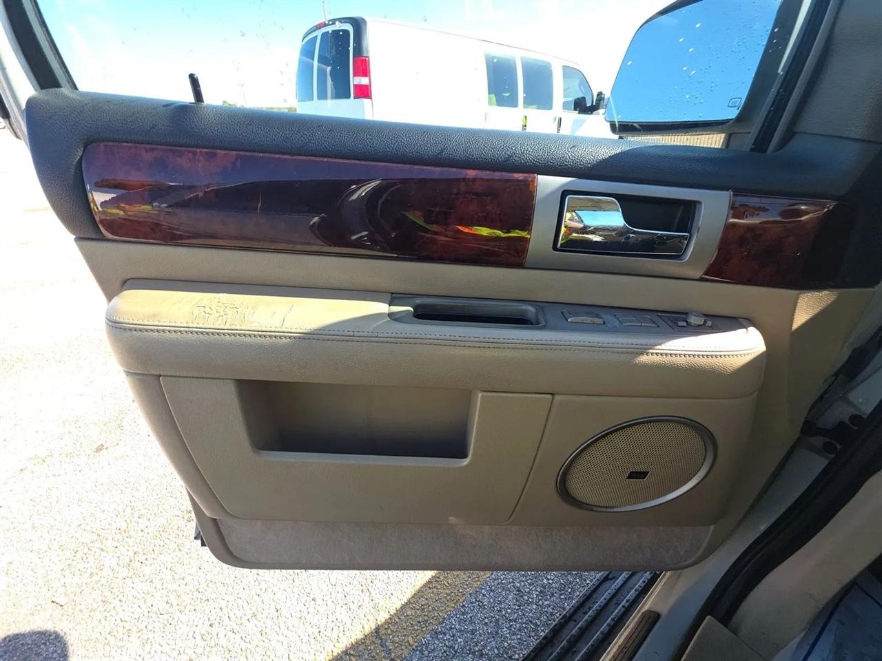 Lincoln Navigator 4dr 4WD Ultimate 2005