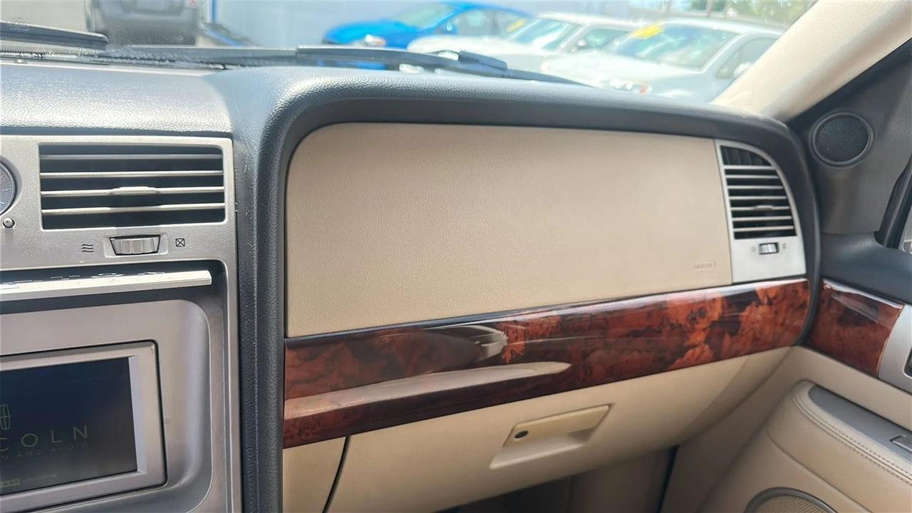 Lincoln Navigator 4dr 4WD Ultimate 2005