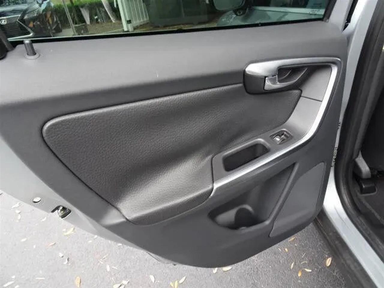 Volvo XC60 AWD 4dr 3.0T 2010