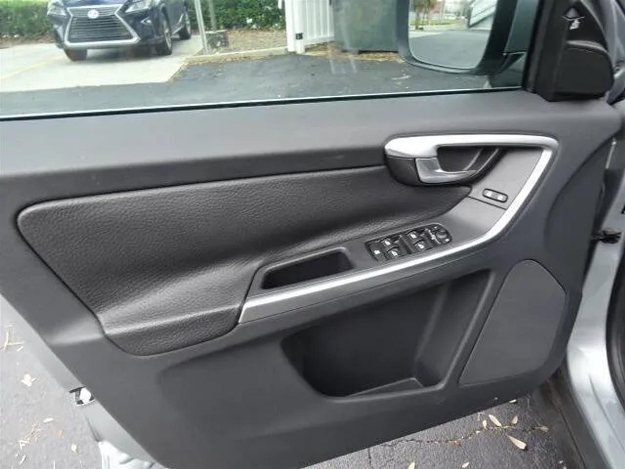 Volvo XC60 AWD 4dr 3.0T 2010