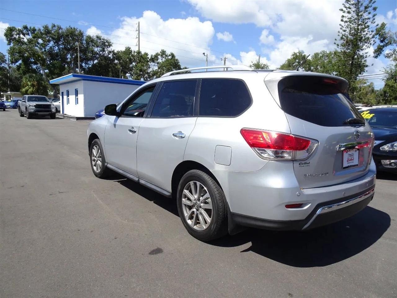 Nissan Pathfinder 2WD 4dr SV 2014