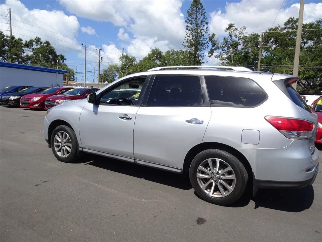 Nissan Pathfinder 2WD 4dr SV 2014