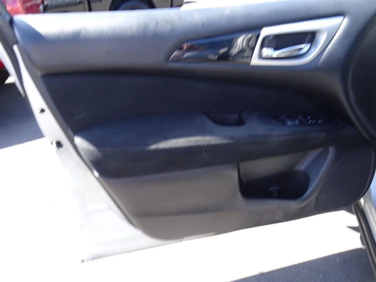 Nissan Pathfinder 2WD 4dr SV 2014