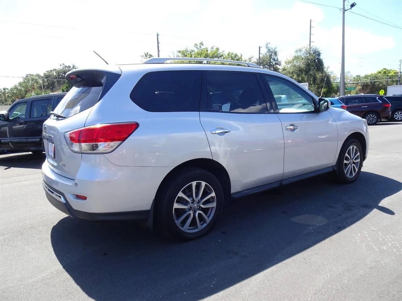 Nissan Pathfinder 2WD 4dr SV 2014