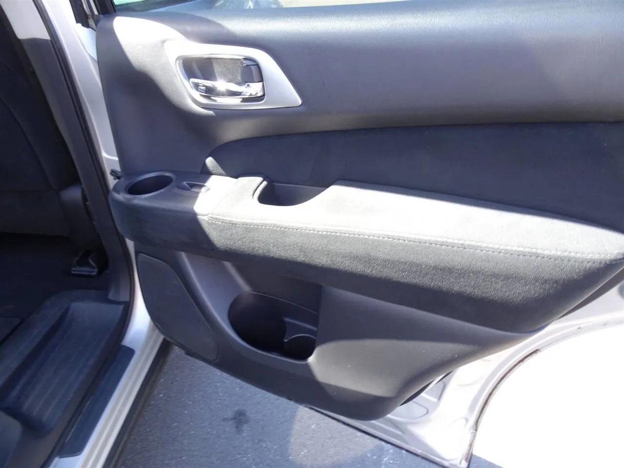 Nissan Pathfinder 2WD 4dr SV 2014